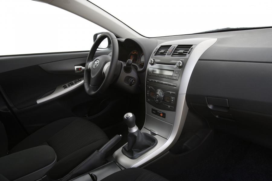 Интерьер Toyota Corolla 2007 года  (EU) (фото 20 из 38)